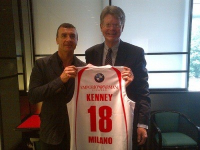 L'Olimpia Milano ritira la maglia n.18 di Kenney, nella foto con Livio Proli.